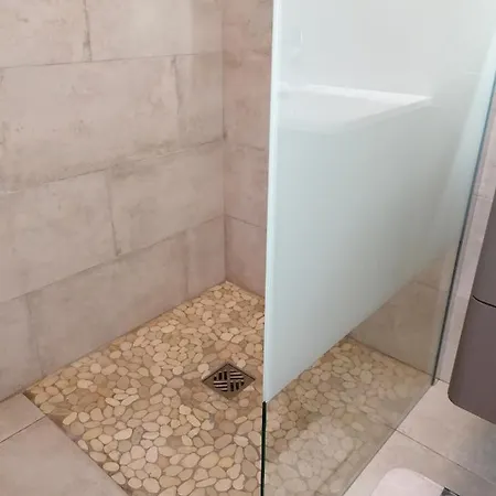 Les Pieds Dans L'eau 300 M - 2 Piscines